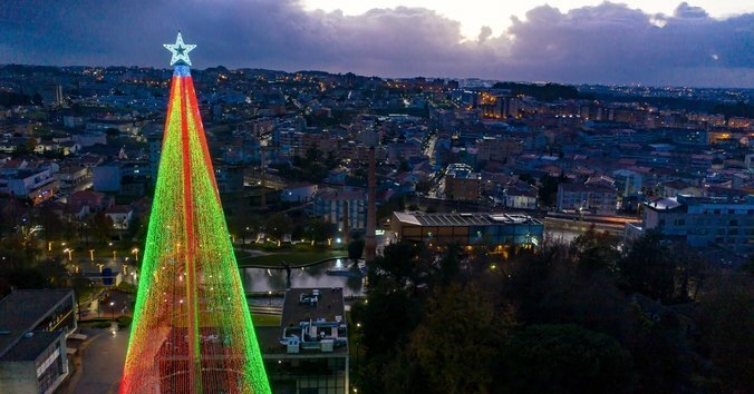 Árvore de Natal Grande com Presentes - Porto de Magia