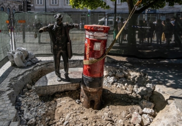 Estátua O Ardina já não está na Praça da Liberdade