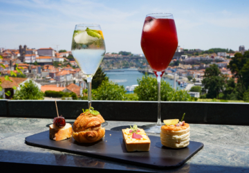 Neste novo terraço pode petiscar e beber um copo com vista sobre o Douro