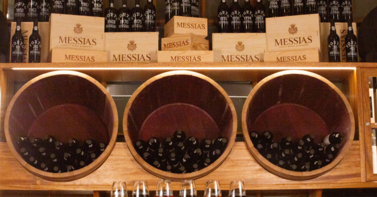 Tem um grande espólio de vinhos