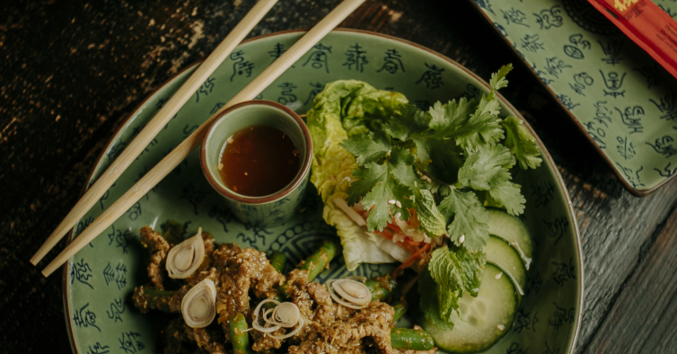Carne vietnamita com arroz de jasmin