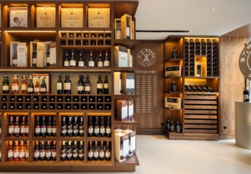 “Uma livraria de vinhos”. Já reabriu a icónica loja da Kopke na Ribeira